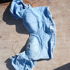 Blue cropped shirt